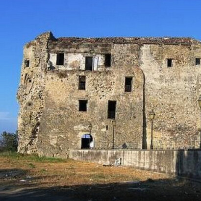 La struttura del castello è caratterizzata da una pianta quadrangolare, torri angolari e mura robuste che testimoniano la sua funzione difensiva