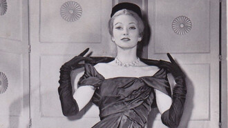 A moda reflete o vai e vem das transformações sociais, políticas e culturais, resgatando o passado com novas roupagens que dialogam com o presente, mantendo um equilíbrio entre inovação e tradição. Vestido de tafetá preto de seda desenhado por Yves Saint Laurent para Christian Dior, julho de 1959