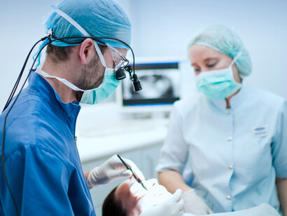Dentista en su consultorio. Así, sin más, se alejó del consultorio para dedicar las tardes al disfrute de la fiesta, a contar chistes, bromear y brindar