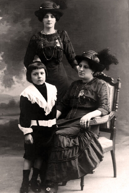 Francisca Sánchez (sentada) y su hijo Güicho Darío