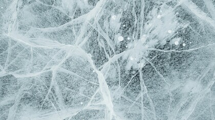 Uno studio pubblicato su Nature Geoscience ha risolto un quesito che impegnava la paleoclimatologia da oltre settant'anni, chiarendo perché la relazione tra isotopi dell'acqua e temperatura nelle carote di ghiaccio antartiche varia nello spazio e nel tempo