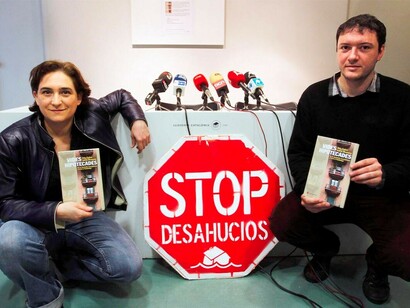 Ada Colau junto a su marido, Adriá Alemany, presentando una campaña de Stop Desahucios