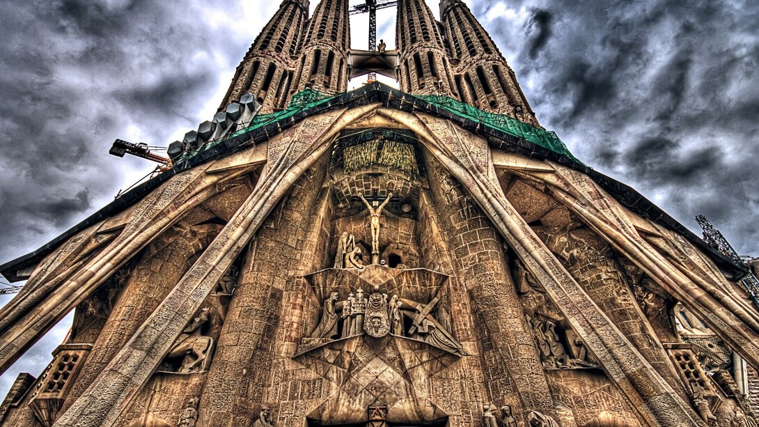 La Sagrada Familia de Barcelona bajo un manto de nubes