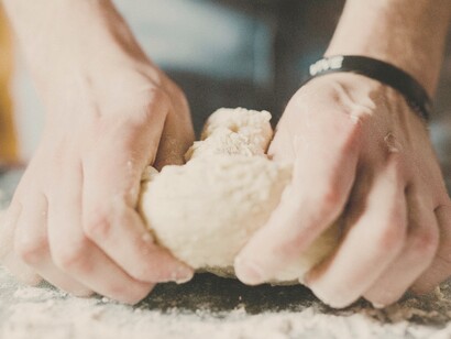 Questi eventi trasformano il cibo in patrimonio culturale condiviso, rafforzando identità e senso di comunità