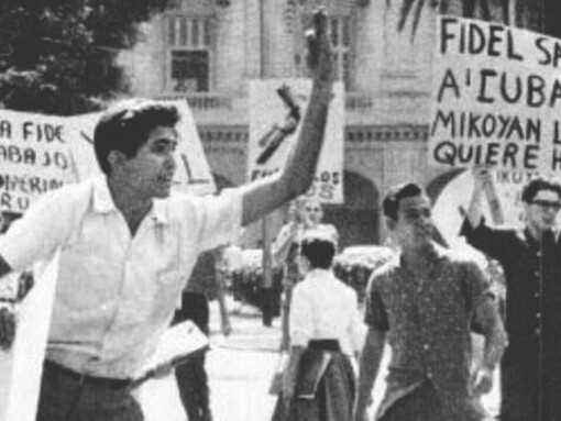 Manifestation étudiante dans le parc central de La Havane contre la visite d'Anastas Mikoyan à Cuba