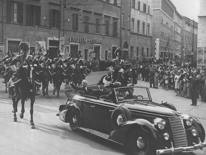Il Capo Provvisorio dello Stato Enrico De Nicola dalla sua vettura saluta la folla durante le celebrazioni della Festa Nazionale per il primo anniversario della proclamazione della Repubblica, 2 giugno 1947