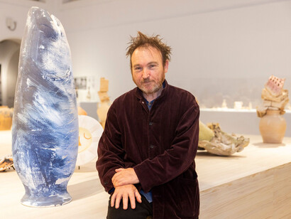 The artist Miquel Barceló during the installation of Reflections. Picasso x Barceló. Courtesy of Museo Picasso Málaga