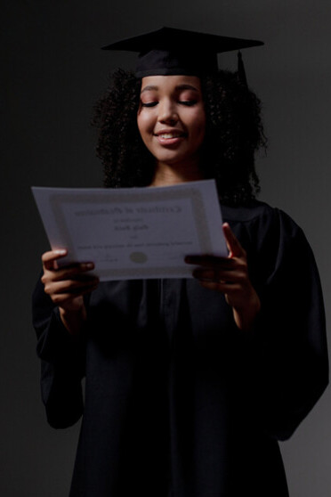 Aluna recém formada se vê feliz com diploma