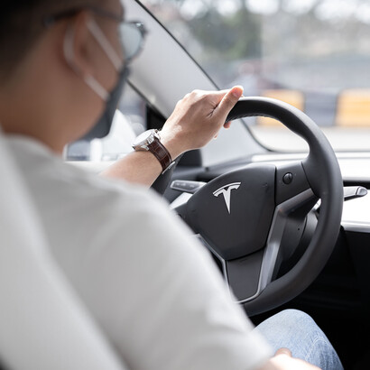 Motorista faz test-drive em carro elétrico da Tesla