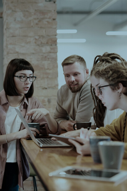 Im Bereich der klimatischen Resilienz könnte eine ethisch fundierte KI zur Entwicklung nachhaltiger Strategien beitragen