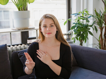 Professora grava aula sobre marketing utilizando Libras