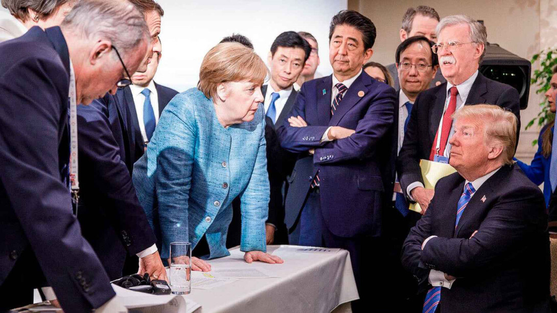 Angela Merkel, excanciller de Alemania, se dirige a Donal Trump, expresidente de EE.UU. durante una reunión del G7 en Manoir Richelieu, Canadá