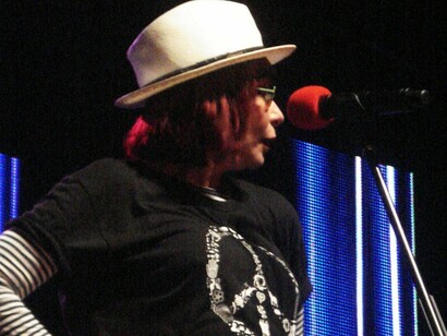 Rita Lee em show no Rio de Janeiro, 2009. Composta e interpretada por Rita Lee em 1975, é mais do que uma simples expressão musical: ela configura-se como uma narrativa de resistência, um hino de contestação contra as normas sociais e familiares que, durante décadas, sustentaram a lógica patriarcal e conservadora no Brasil. O período histórico em que a música foi lançada coincide com a vigência do Ato Institucional nº 5 (AI-5), fase de maior repressão da Ditadura Civil-Militar, quando a censura e a perseguição política cerceavam vozes de artistas e intelectuais





