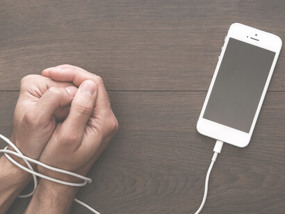 La nomofobia se desarrolla como cualquier adicción ya que pasa por distintas etapas, desde la iniciación, pasando por la afirmación y terminado en la etapa de la necesidad o dependencia