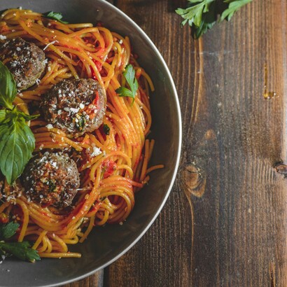 Mito: "fettuccine Alfredo" è un classico italiano. Realtà: è praticamente sconosciuta in Italia. Nata a Roma, è stata poi adattata negli USA con panna, burro e parmigiano in quantità esagerate