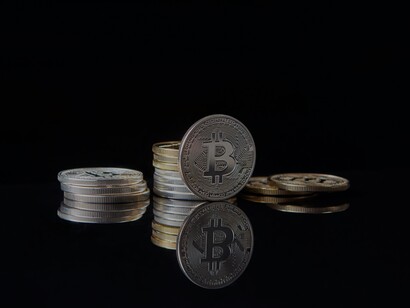 Uma pilha de moedas Bitcoin prateadas