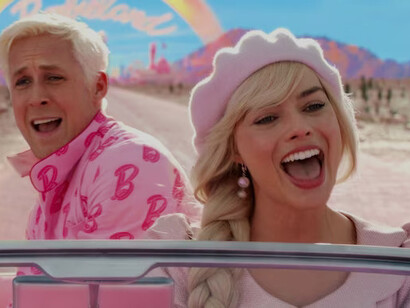 Cena do filme Barbie (2023) com Ryan Gosling e Margot Robbie