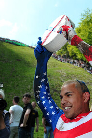 Un turista estadounidense se proclama vencedor del "Cooper's Hill Cheese Rolling and Wake"