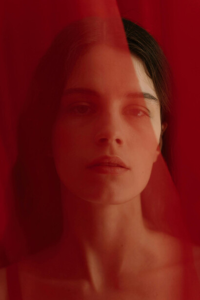 As campanhas que exploram o arquétipo do amante, tanto para homens quanto para mulheres, criam uma atmosfera de desejo, beleza e poder por meio de produtos como cosméticos e fragrâncias