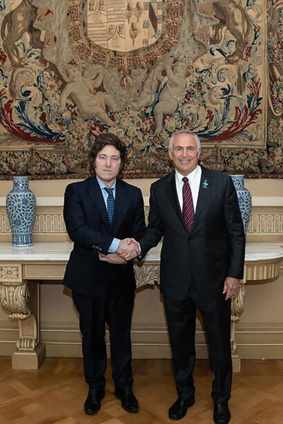 Javier Milei, rend visite à l'ambassadeur des USA. Il s’agit de proposer d’un modèle d’État-providence, assis léthargiquement sur une richesse nationale capturée par une minorité, à un État combatif susceptible de redistribuer l’effort collectif © Wikicommons