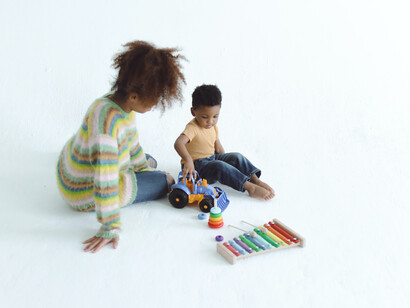 Madre juega con su hijo en suelo