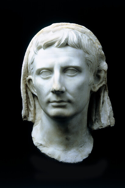 Retrato de Augusto con la cabeza velada, finales del siglo I a.C., Ancona, Museo Arqueológico Nacional de las Marcas. Con permiso de la Superintendencia de Arqueología, Bellas Artes y Paisaje de Las Marcas, con permiso del Ministerio de Cultura