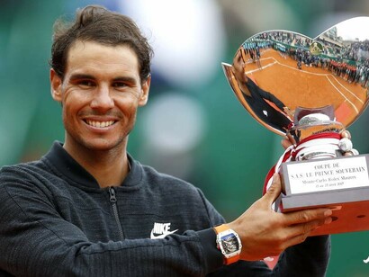 Alzando su décimo trofeo de Montecarlo