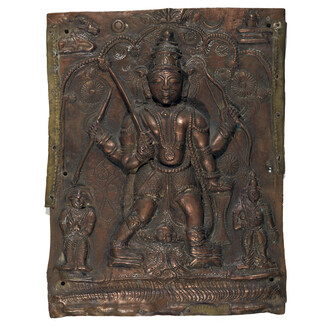 Vīrabhadra con nella mano destra superiore il tridente e nella sinistra superiore un cobra. Maharashtra meridionale, India centrale, XVIII sec. Fusione in lega di rame (ottone). Cm. 26,5 x 15,7.