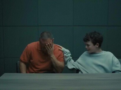 Una scena di "Adolescence" con Stephen Graham ee Owen Cooper, che interpretano Eddie e Jamie Miller