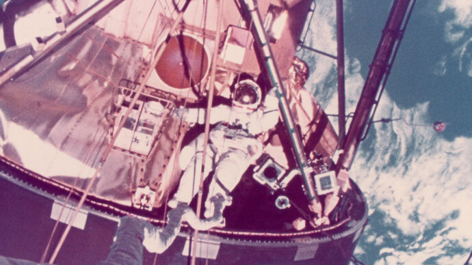 Gerald Carr, Edward Gibson leaving the hatchway, Skylab 4, February 1974, c.20 x 25 cm, NASA S74-17456, Breese Little