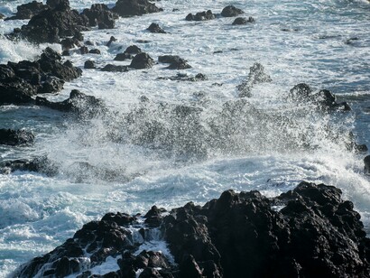 Na segunda parte do livro, o eu lírico retoma a imagem frágil e difícil do início da vida, construindo, por meio do embate entre o tempo presente e o tempo passado, o grupo de poemas em que o sujeito, a refazer a viagem de Ulisses, procura compreender como era a vida, antes do começo do percurso, observando-a, agora, sob a lucidez do tempo maduro – “isso não via/ vejo hoje”