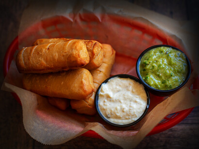 Los tequeños venezolanos, usualmente rellenos de un queso blanco con un sabor único