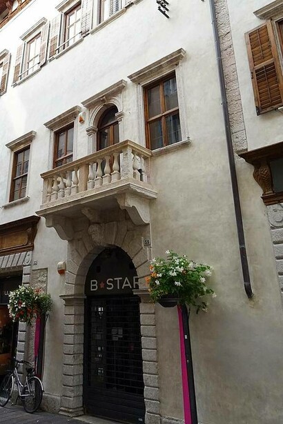Facciata di Palazzo Bortolazzi Larcher Fogazzaro, Trento, Italia