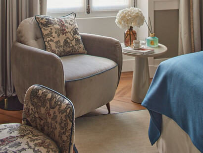 Elegant contemporary seating at Les Lumières