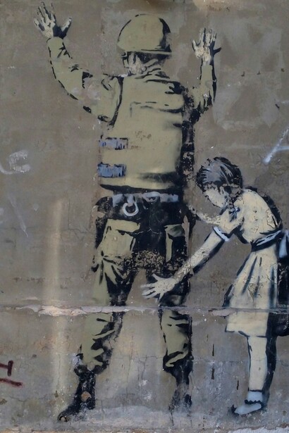 Il fallimento di numerosi negoziati di pace dimostra la difficoltà nel trovare una soluzione condivisa tra due popoli con narrazioni storiche contrastanti