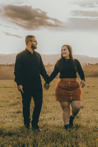Feliz pareja tomada de la mano