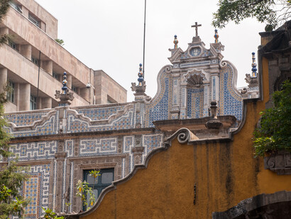 Casa de los azulejos vista desde la entrada del templo y exconvento de San Francisco, Ciudad de México 