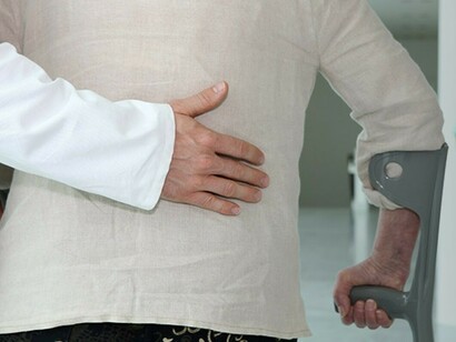 Un doctor acompaña a un paciente