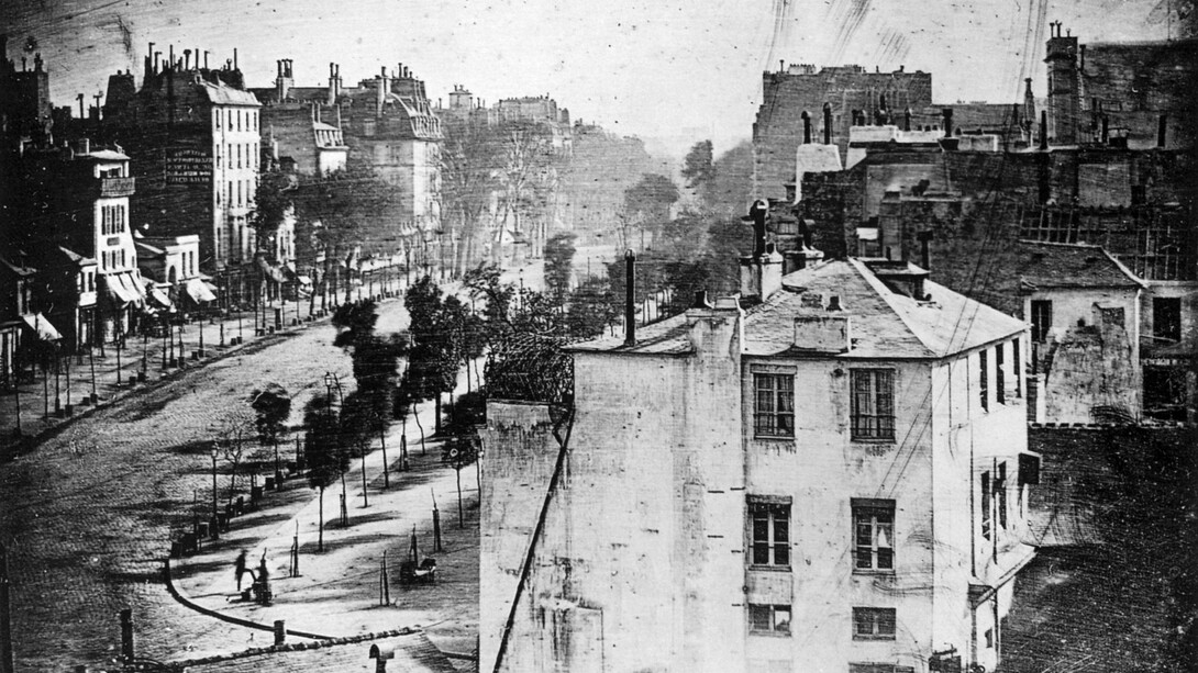 Daguerreótipo: Boulevard du Temple (primeiras figuras humanas registadas numa fotografia),1838, por Daguerre