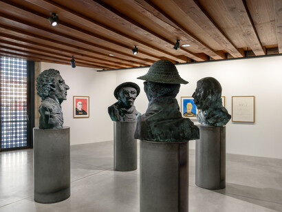 Thomas Schütte, Genealogies, vue d'exposition. Avec l'aimable autorisation de la Collection Pinault