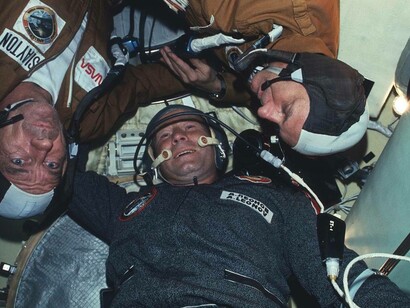 Stafford, Slayton e Leonov nella Soyuz, missione Apollo-Soyuz, foto scattata tra il 15 luglio 1975 e il 24 luglio 1975