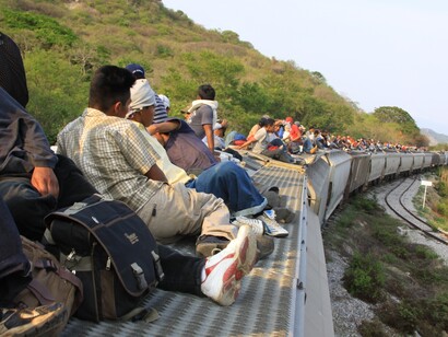 Migrantes mexicanos sobre un tren