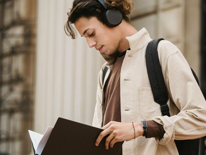 Semelhantemente ao storyteller, um Podcaster visa construir uma narrativa que cative o público, com personagens, ambientes e conflitos a fim de criar uma experiência imersiva. Este tipo de conteúdo virtual prende a atenção por transformar informações em experiências concretas, proporcionando um contexto que capta a atenção e mantém o público envolvido. Afinal de contas, entre um texto chato e um áudio envolvente, qual dos dois você escolhe?





