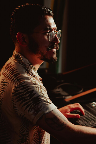 A música, presente desde os primórdios da humanidade, evoluiu drasticamente com o advento da tecnologia, transformando a criação e consumo de sons