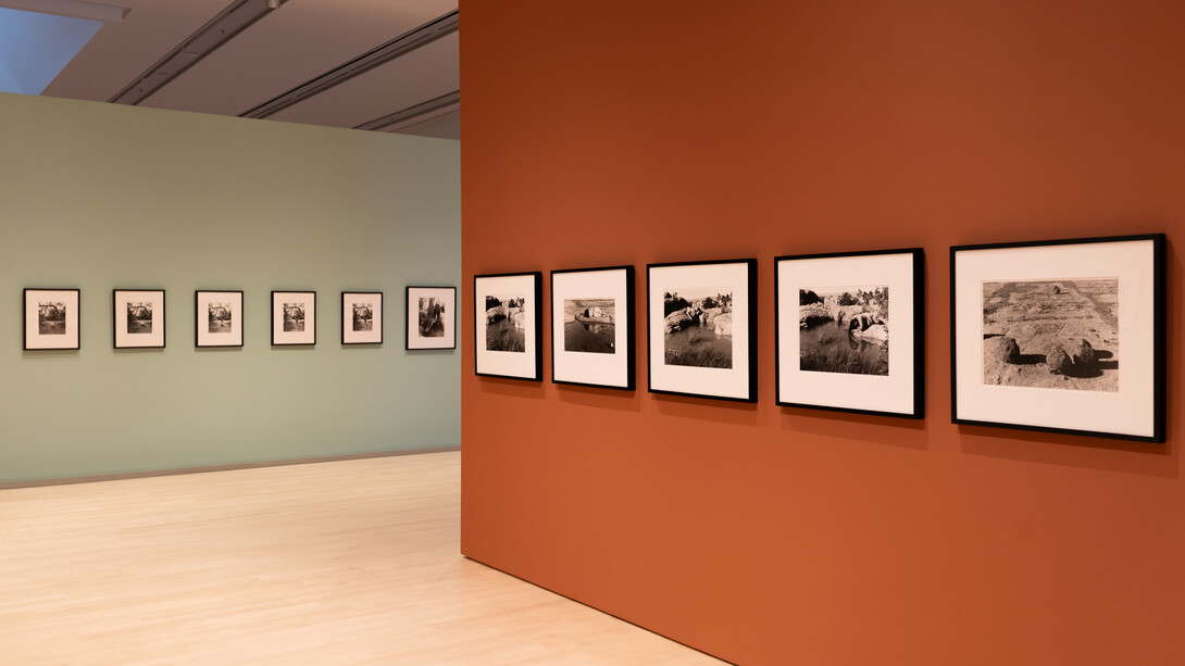 Laura Aguilar, Desnudos en la naturaleza, vista de exhibición. Cortesía de Phoenix Art Museum