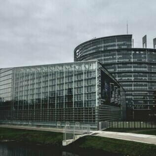 Le bâtiment Louise Weiss, qui a été inauguré en 1999, est le siège du Parlement européen à Strasbourg