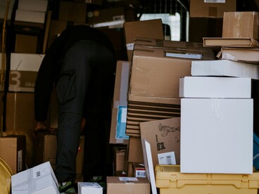 Le piattaforme digitali integrano la logica del consumo nella vita privata, rendendo gli acquisti accessibili e costantemente presenti