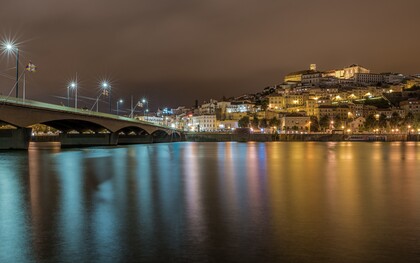 Lisboa, Portugal. O que mais me encantava era o contraste entre a pressa da cidade e o ritmo tranquilo de quem vive perto do mar. Nos meus dias de folga, pegava o trem e ia até Cascais, onde o Atlântico se estende como um abraço sem fim. Caminhar pelo calçadão, sentir o cheiro do sal, ver o pôr do sol tingindo o céu de dourado  era como respirar pela primeira vez depois de muito tempo. Ali, eu pensava em tudo o que tinha deixado no Brasil, mas também sentia uma gratidão imensa por estar onde estava
