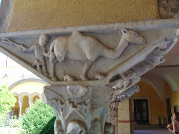 Chiostro del Monastero di Santa Sofia, pulvino con dromedario. Benevento, Italia
