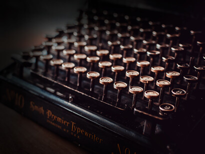 Eduardo Anguita: entre los poetas chilenos de este siglo fue quizás el personaje más novelesco, con su aire de Chaplin, sus dejos kafkianos y su viva encarnación de las paradojas del Evangelio